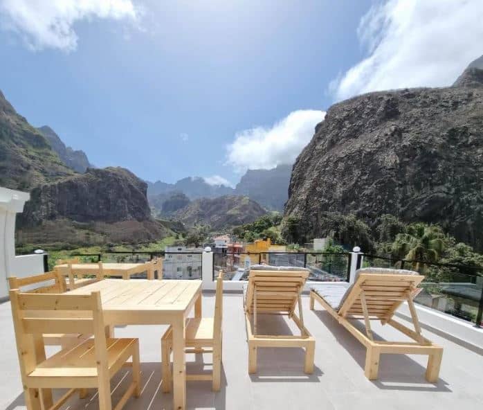 balcony with sitting area and mountain view at Kasa d'Vizin in Paul, Cape verde