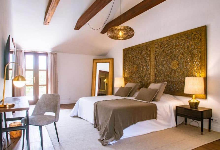 beautifuly decorated bedroom with desk at Casa da Djedja in Mindelo, Cape Verde