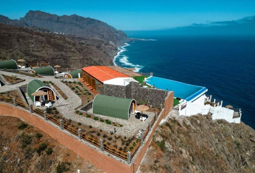 individual cabins and pool area on a cliff with sea view at RM Green Hotel in Lombo Branco, Cape Verde