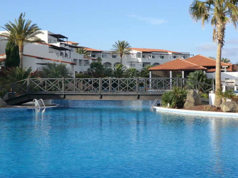 Hotel in Fuerteventura a pool with a bridge and a view of the Hotel in Fuerteventura facade